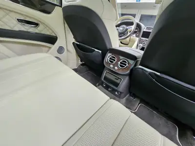 Bentley Bentayga V6 Hybrid First Edition — SUV de luxe hybride rechargeable, 43 000 km — Thumbnail 8