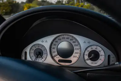 Mercedes-Benz CLK 500 Avantgarde — Cabriolet prestige V8, entretien régulier — cruscotto