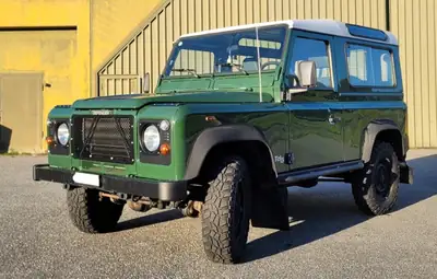 Land Rover Defender 90 SW — Légende 4×4 des années 2000, 6 places, tout-terrain éprouvé — Außenansicht