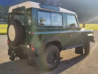 Land Rover Defender 90 SW — Légende 4×4 des années 2000, 6 places, tout-terrain éprouvé — Heckansicht