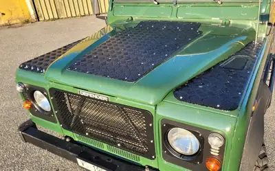 Land Rover Defender 90 SW — Légende 4×4 des années 2000, 6 places, tout-terrain éprouvé — Armaturenbrett