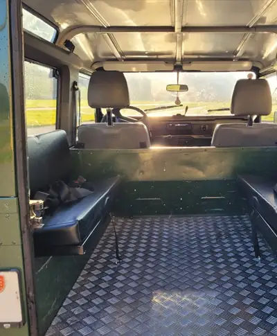 Land Rover Defender 90 SW — Légende 4×4 des années 2000, 6 places, tout-terrain éprouvé — Miniatur 7