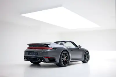 Porsche 911 Turbo Cabriolet PDK — Excellence sportive décapotable, 59'999 km seulement — Miniature 11
