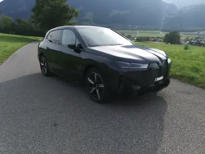 BMW iX xDrive40 — SUV électrique premium 2023, 19 900 km seulement — arrière