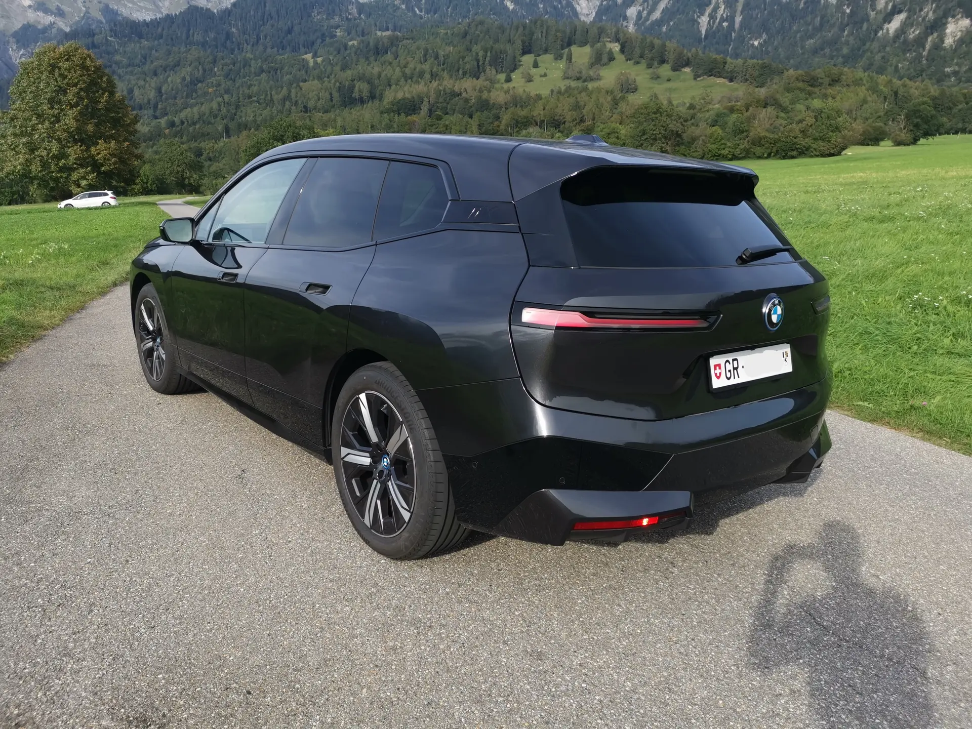 BMW iX xDrive40 — SUV électrique premium 2023, 19 900 km seulement