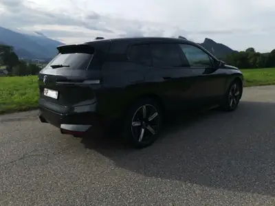 BMW iX xDrive40 — SUV électrique premium 2023, 19 900 km seulement — détail