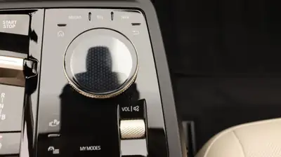 BMW iX xDrive40 — SUV électrique premium 2023, 19 900 km seulement — Miniature 9