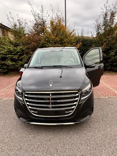 Mercedes-Benz V 300 d — Monospace premium 4Matic, spacieux et efficace — vue extérieure