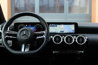 Mercedes-Benz Classe A 200 AMG Line — Compacte dynamique, technologie et sécurité intégrées — Miniature 9