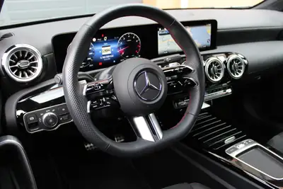 Mercedes-Benz Classe A 200 AMG Line — Compacte dynamique, technologie et sécurité intégrées — Miniature 10