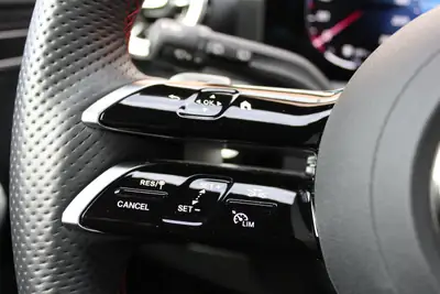 Mercedes-Benz Classe A 200 AMG Line — Compacte dynamique, technologie et sécurité intégrées — Miniature 11