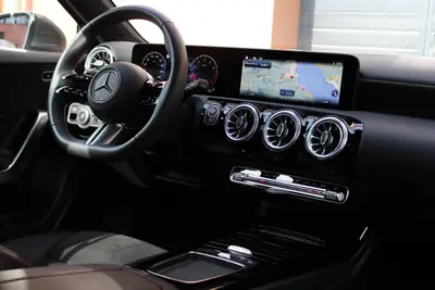 Mercedes-Benz Classe A 200 AMG Line — Compacte dynamique, technologie et sécurité intégrées — Miniature 18