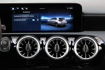 Mercedes-Benz Classe A 200 AMG Line — Compacte dynamique, technologie et sécurité intégrées — Miniature 17