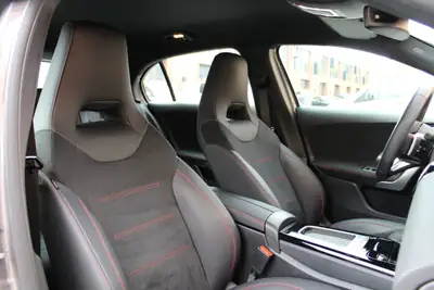 Mercedes-Benz Classe A 200 AMG Line — Compacte dynamique, technologie et sécurité intégrées — Miniature 21