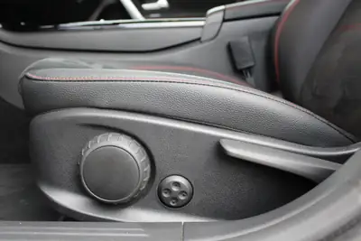 Mercedes-Benz Classe A 200 AMG Line — Compacte dynamique, technologie et sécurité intégrées — Miniature 19