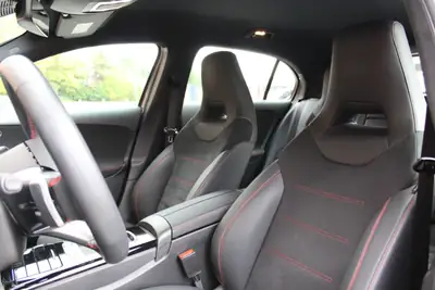 Mercedes-Benz Classe A 200 AMG Line — Compacte dynamique, technologie et sécurité intégrées — Miniature 20
