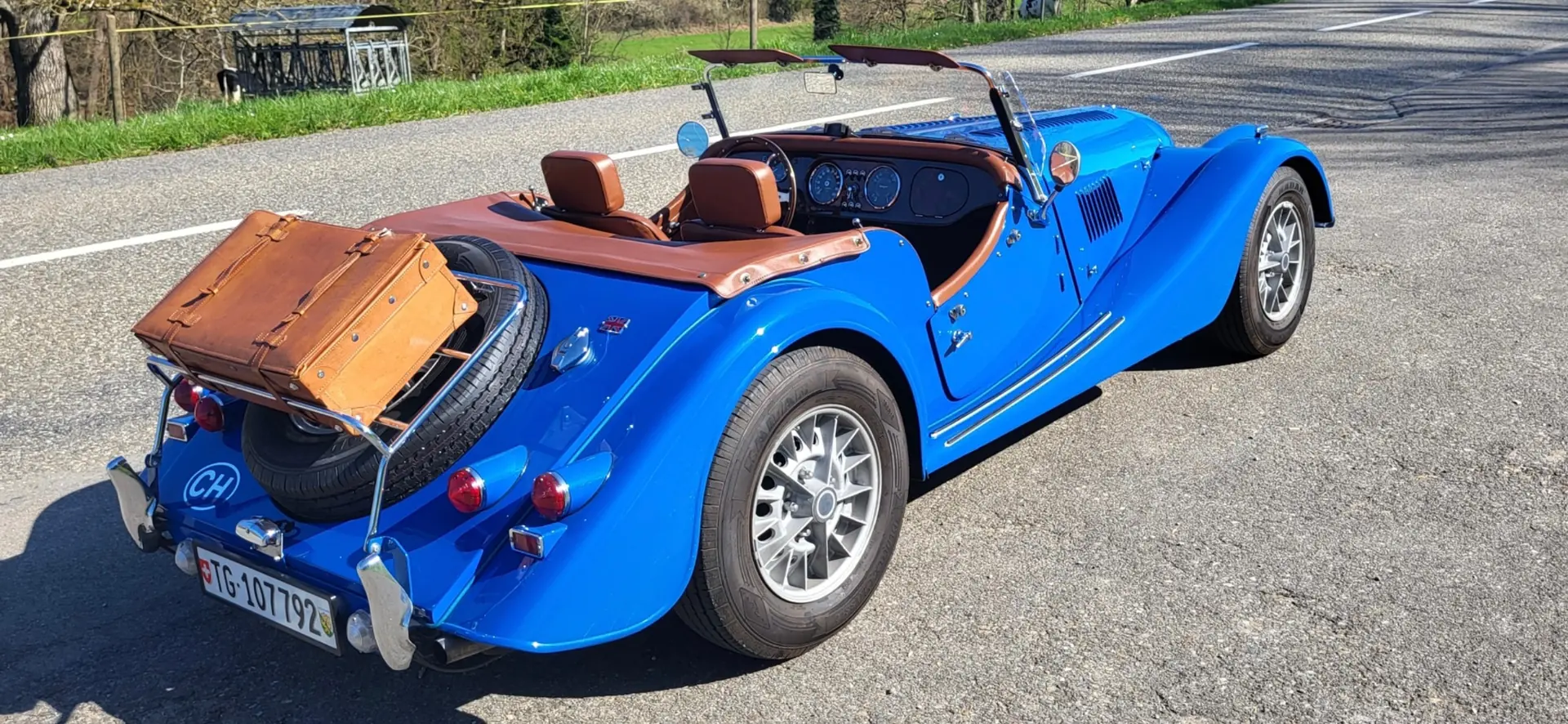 Morgan PLUS 8 1975 — Cabriolet britannique légendaire, 150 ch de pure tradition — vista esterna