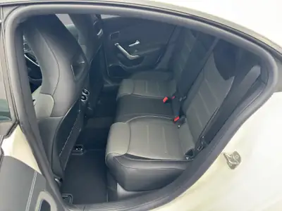 Mercedes-Benz CLA 250 AMG Line 4MATIC — Berline élégante hybride essence, 13 000 km — Miniature 10
