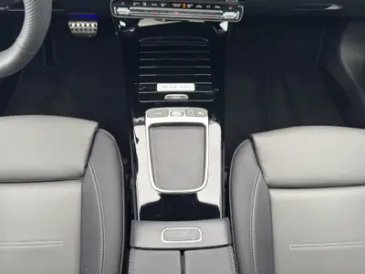 Mercedes-Benz CLA 250 AMG Line 4MATIC — Berline élégante hybride essence, 13 000 km — Miniature 14