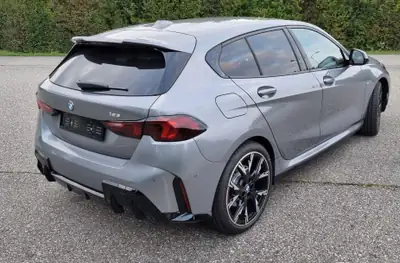 BMW 123 xDrive M Sport Pro — Berline sportive hybride légère, quasi neuve avec 4 300 km — vista posteriore