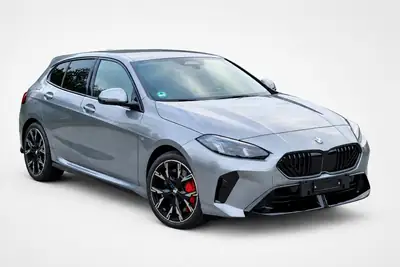 BMW 123 xDrive M Sport Pro — Berline sportive hybride légère, quasi neuve avec 4 300 km — vista esterna