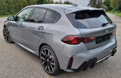 BMW 123 xDrive M Sport Pro — Berline sportive hybride légère, quasi neuve avec 4 300 km — interni