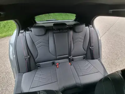 BMW 123 xDrive M Sport Pro — Berline sportive hybride légère, quasi neuve avec 4 300 km — Miniatura 9