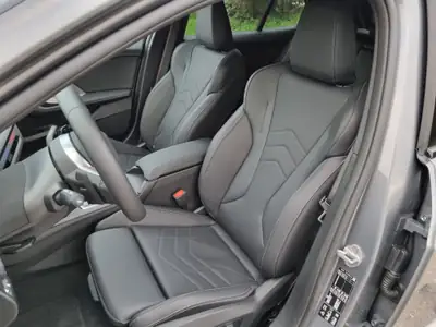 BMW 123 xDrive M Sport Pro — Berline sportive hybride légère, quasi neuve avec 4 300 km — Miniatura 8
