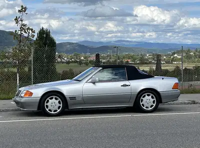 Mercedes-Benz SL 500 — Cabriolet légendaire 1992, 326 ch, statut vétéran — rear view