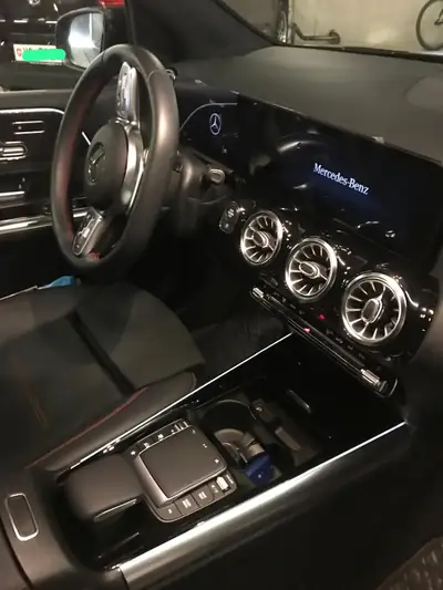 Mercedes-Benz B 250 4Matic — Monospace compact premium, 12'000 km seulement — fianco