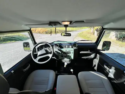 Land Rover Defender 90 Heritage — Légende 4x4, diesel robuste et 12 000 km seulement — arrière