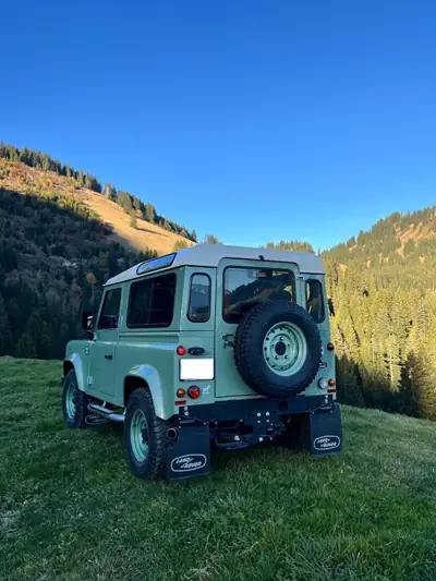 Land Rover Defender 90 Heritage — Légende 4x4, diesel robuste et 12 000 km seulement — côté
