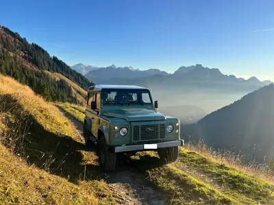 Land Rover Defender 90 Heritage — Légende 4x4, diesel robuste et 12 000 km seulement — Miniature 8