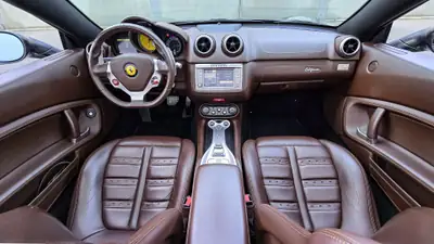 Ferrari California 4.3 V8 — Cabriolet mythique, 460 ch et belle spécification — dashboard