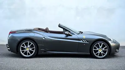 Ferrari California 4.3 V8 — Cabriolet mythique, 460 ch et belle spécification — Thumbnail 11