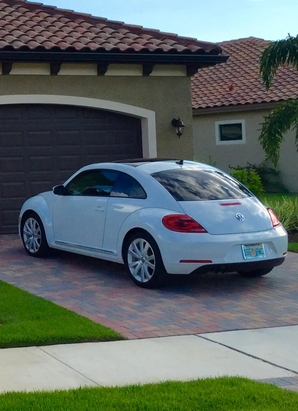 VW Beetle 1.8 TSI 170 PS — Coupé emblématique, essence performante, très faible kilométrage — vue extérieure
