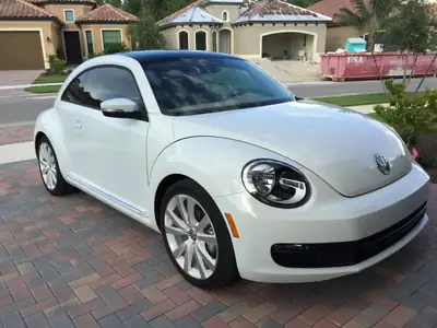 VW Beetle 1.8 TSI 170 PS — Coupé emblématique, essence performante, très faible kilométrage — tableau de bord
