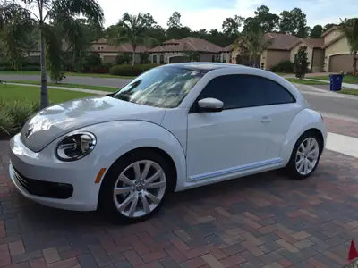 VW Beetle 1.8 TSI 170 PS — Coupé emblématique, essence performante, très faible kilométrage — intérieur