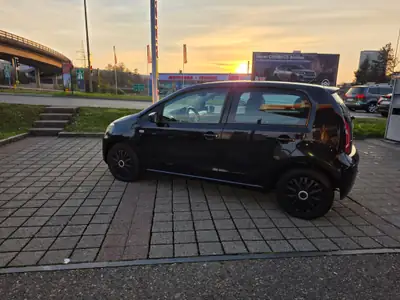 Volkswagen Up — Citadine agile et économe, MFK récent — interior