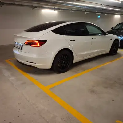 Tesla Model 3 2022 — Électrique performante, seulement 20'000 km — côté
