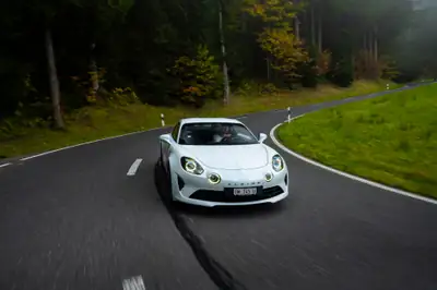 Alpine A110 S 2024 — Le coupé français haute performance, 5000 km seulement — rear view