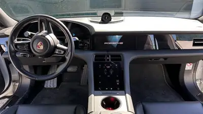 Porsche Taycan 4S — Berline électrique haute performance, 22000 km seulement — Heckansicht