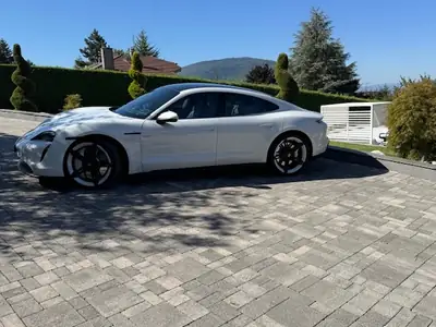 Porsche Taycan 4S — Berline électrique haute performance, 22000 km seulement — Armaturenbrett