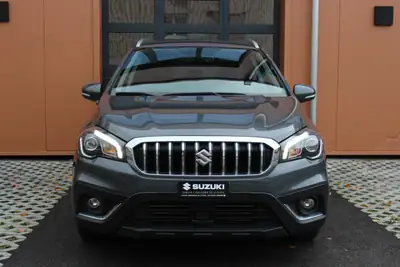 Suzuki SX4 S-Cross Hybrid 4WD — Polyvalence compacte et motorisation écologique — fianco