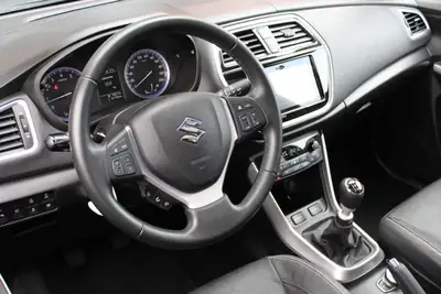 Suzuki SX4 S-Cross Hybrid 4WD — Polyvalence compacte et motorisation écologique — Miniatura 8