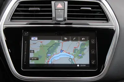 Suzuki SX4 S-Cross Hybrid 4WD — Polyvalence compacte et motorisation écologique — Miniatura 13