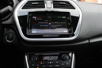 Suzuki SX4 S-Cross Hybrid 4WD — Polyvalence compacte et motorisation écologique — Miniatura 16