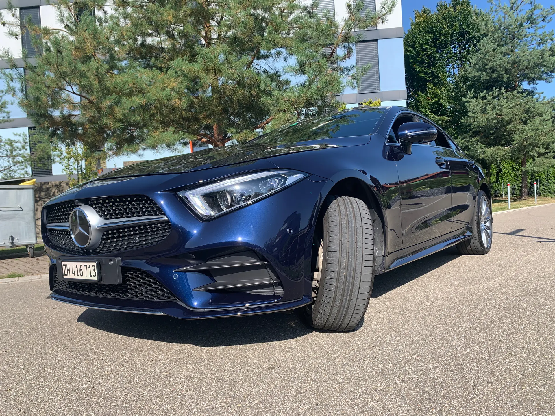 Mercedes-Benz CLS 450 4Matic AMG Line — Coupé élégant, moteur hybride performant — vista esterna