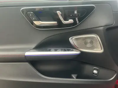 Mercedes-AMG C 43 — Performance hybride et luxe sportif en 4 cylindres turbo — Miniature 16
