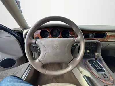 Jaguar XJ 3.2 V8 Executive — Berline de prestige anglaise, 237 ch et histoire certifiée — Miniature 10